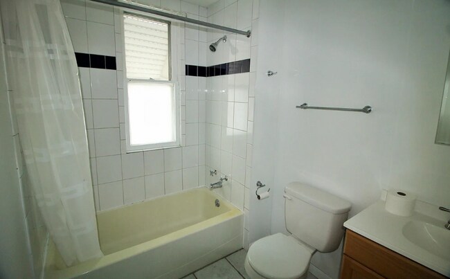 Building Photo - Spacious updated 4 bed 2 bath home in the heart of Rock Island!