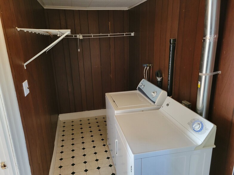 Walk in closet/washer & dryer - 297 Marlborough Rd