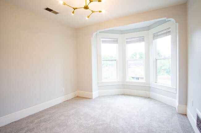 Building Photo - Gorgeous & Luxurious Remodeled Top-Floor T...