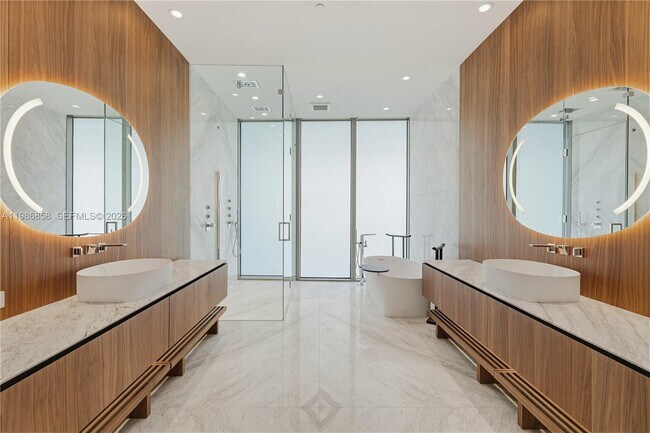 Building Photo - 5 Grove Isle Dr