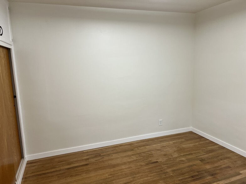 Building Photo - 12717 Oxnard St