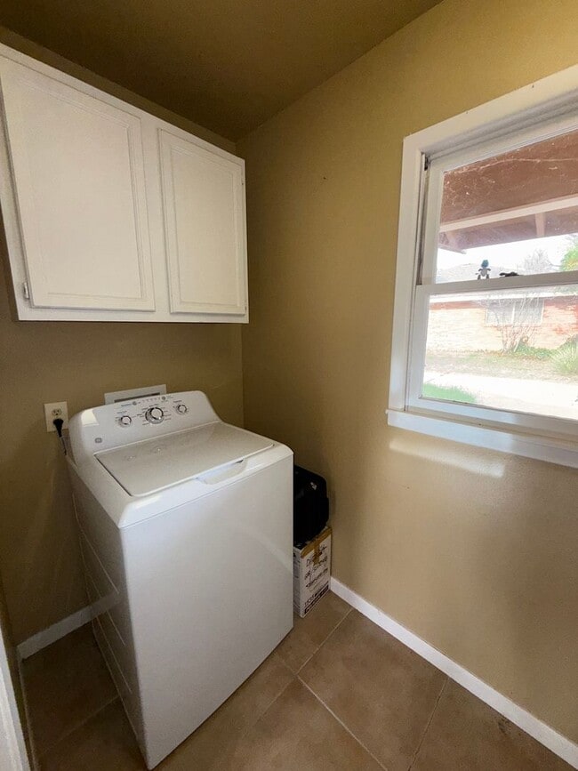 Building Photo - Spacious 3 Bedroom 2 Bath home AVAILABLE NOW!