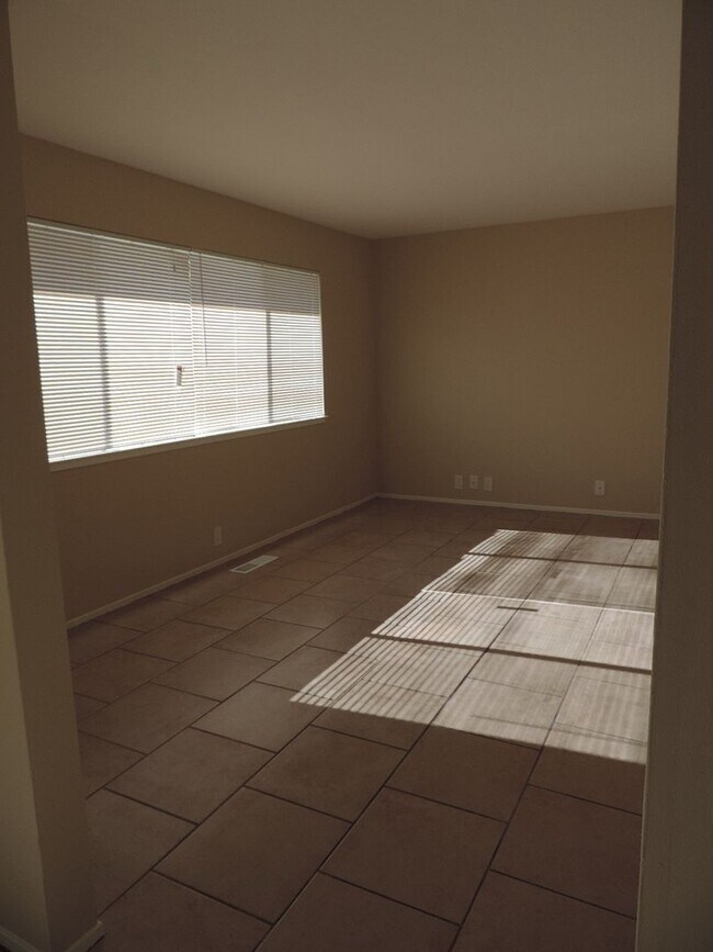 Building Photo - MG11-1036-1038 Dodge Drive