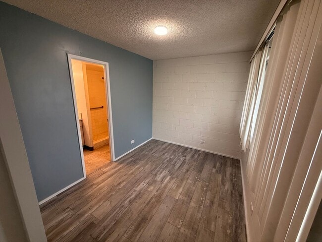 Building Photo - Fresh 2/1 Makiki Heights Condo with 1 Parking, Lanai, Pool, Open floor plan, & Walk-in closet