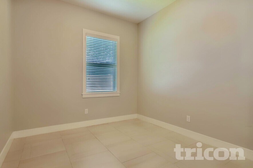 Building Photo - 105 E Broad St