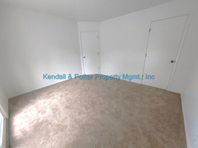 Building Photo - Spacious 2br Duplex with Yard!
