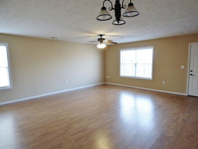 Building Photo - 4 bedroom 2.5 bathroom duplex located in a...