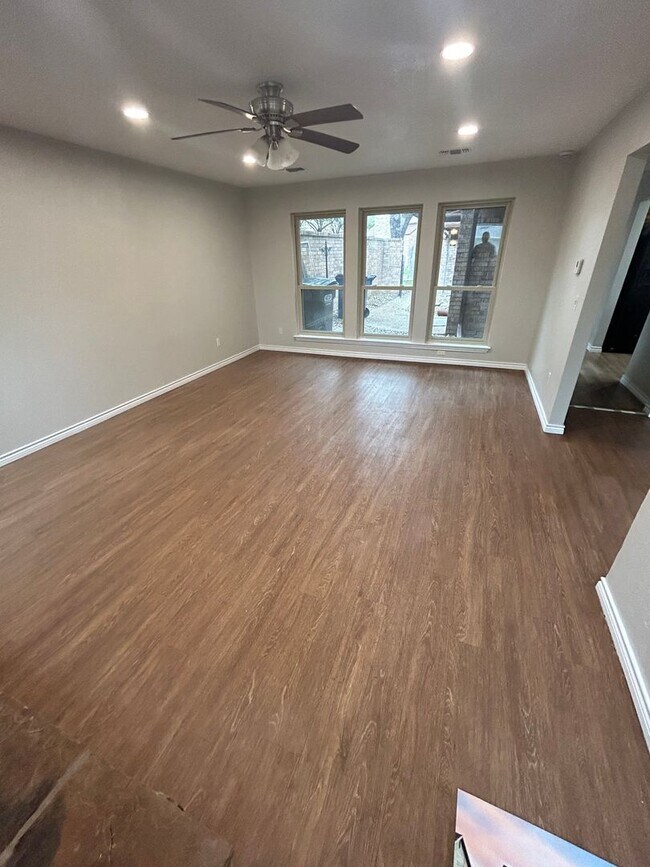 Building Photo - 3425 Courtyard Cir