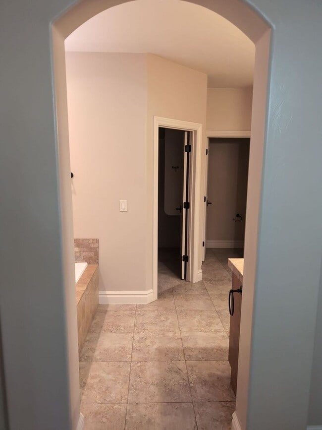 Building Photo - PET FRIENDLY -Spacious 6 Bedroom Home in St. George