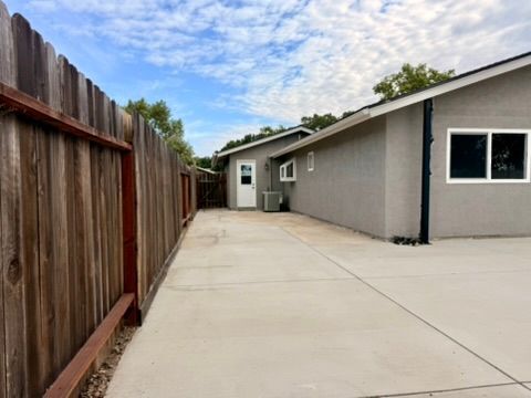 Building Photo - 3285 Oak Knoll Dr