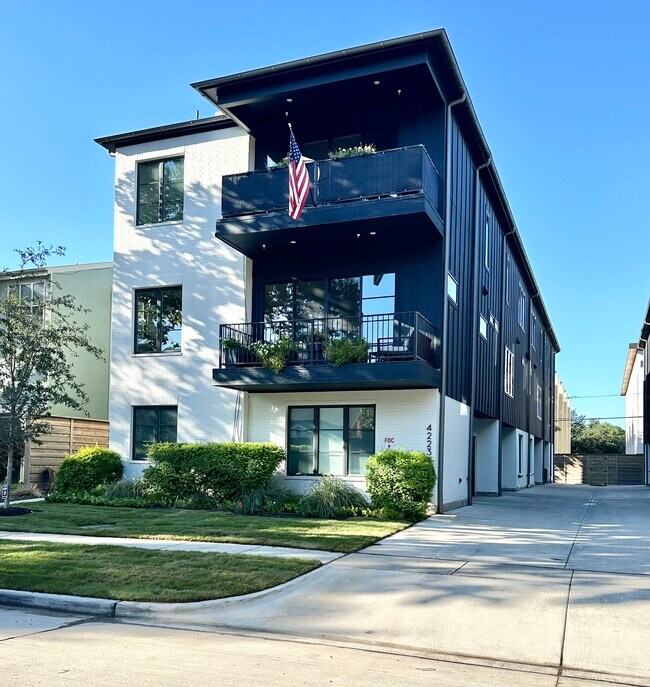 Building Photo - 4223 Holland Ave