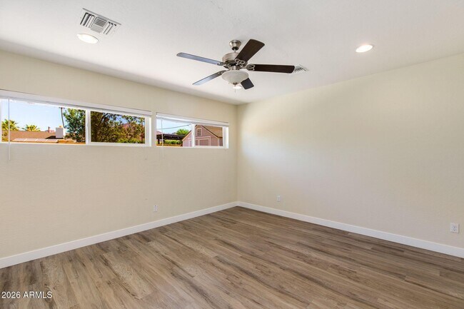 Building Photo - 5002 E Mitchell Dr