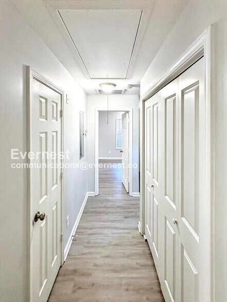 Building Photo - 581 Cedar Ave NW