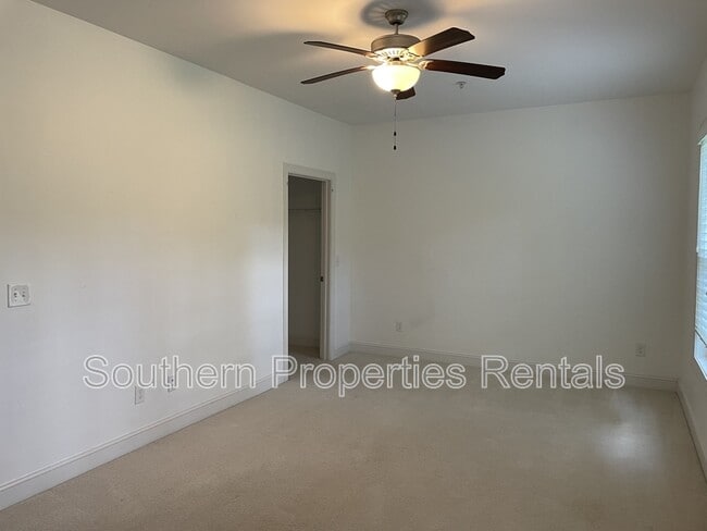 Building Photo - 330 Gallery Dr