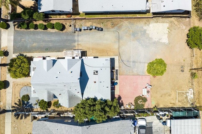 Building Photo - 207 E Graham Ave
