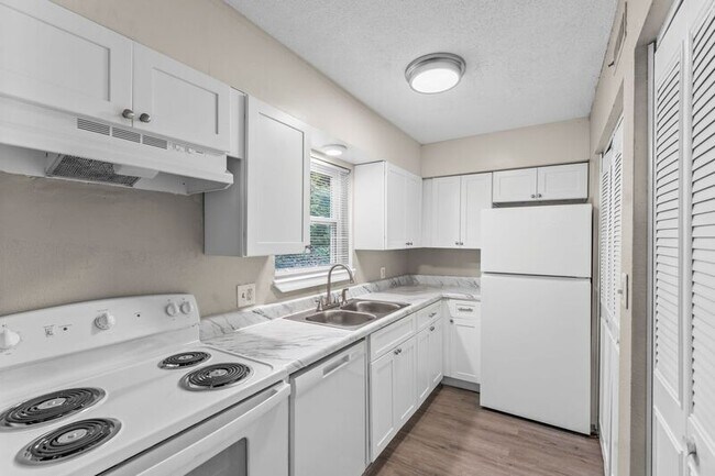Building Photo - 912 Donaldson Rd