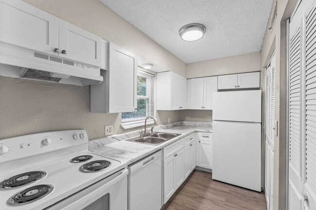 Building Photo - 912 Donaldson Rd