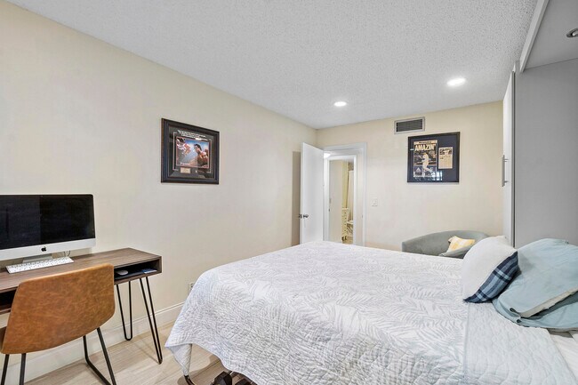 Building Photo - 250 S Ocean Blvd