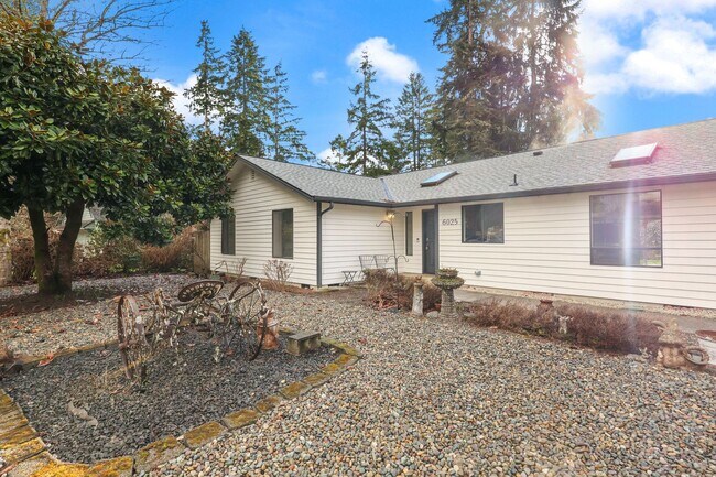 Building Photo - Move in ready, 3 bedroom rambler - Olympia School District