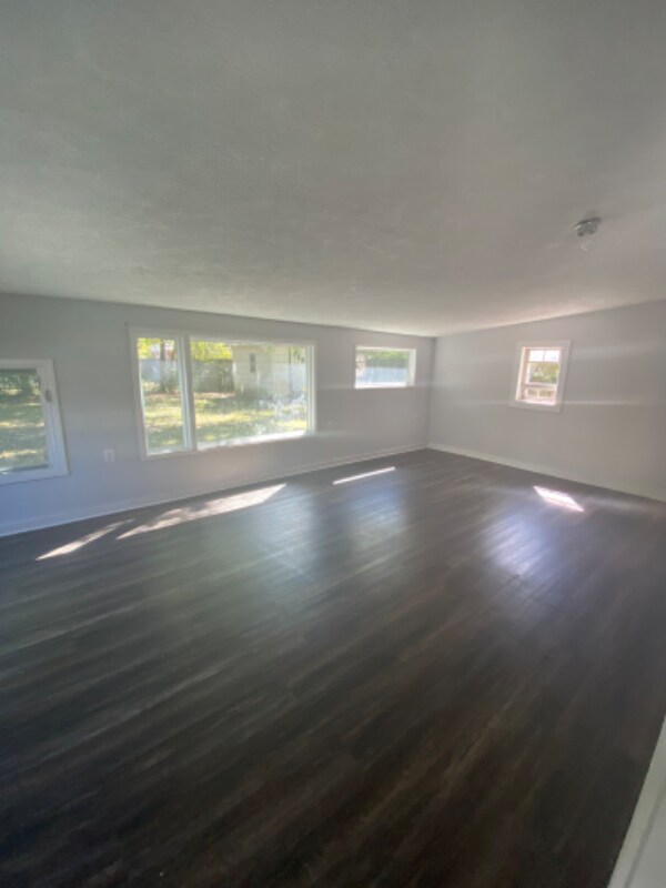 Building Photo - 625 Martha Ave