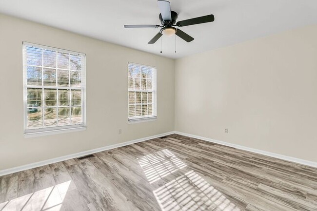 Building Photo - 121 Sully St