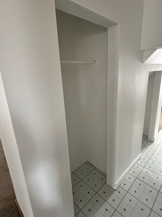 Building Photo - 2 BR Upstairs Apartment