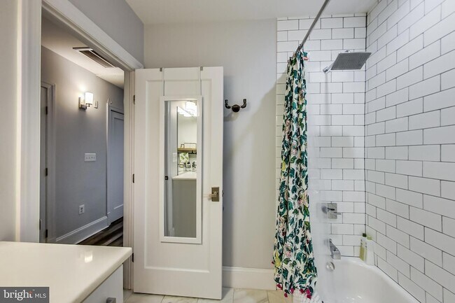 Building Photo - 819 D St NE