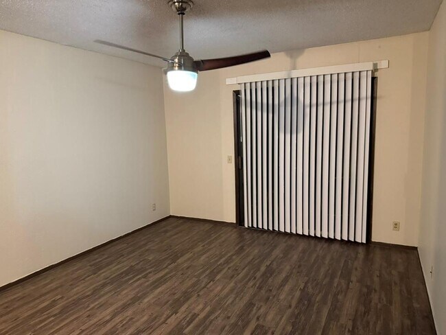 Building Photo - 907 E Meadowmere Ln