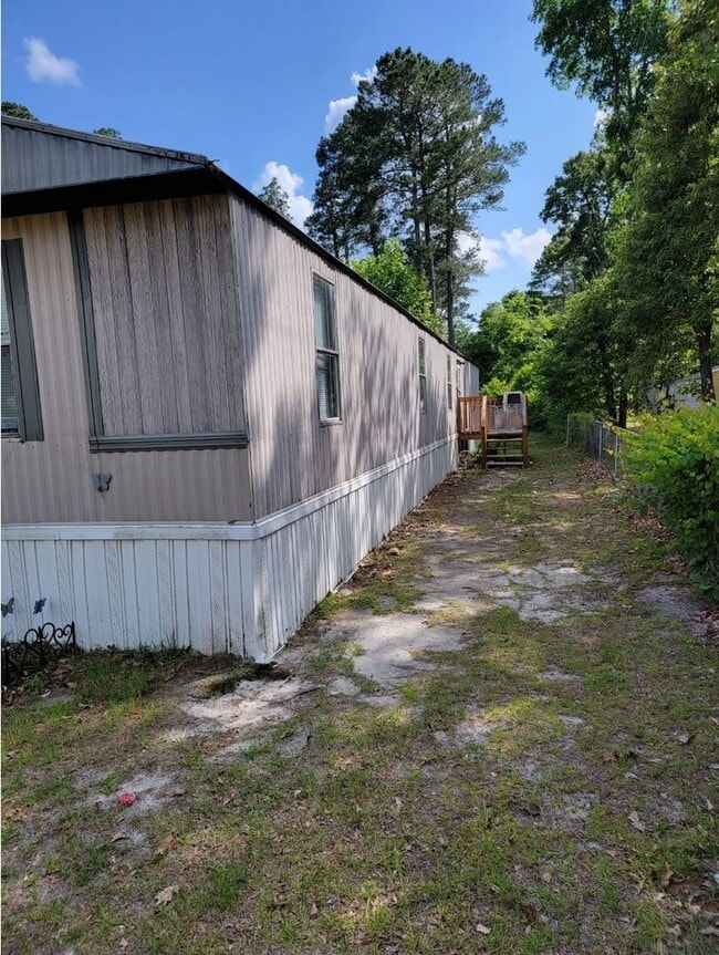 Building Photo - 3-bedrooms and 2-bathrooms Mobile-home