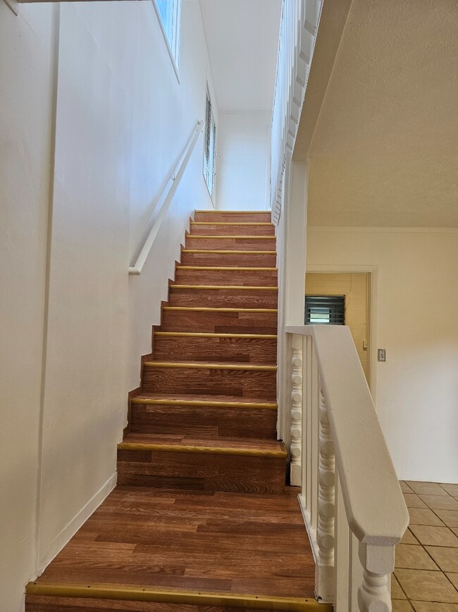 Building Photo - Spacious 3-Beds, 2-Bath Apartment. Back unit