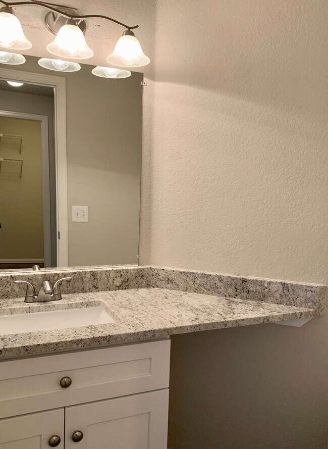 Building Photo - Renovated 4 BR/4BA Home with Large Backyar...
