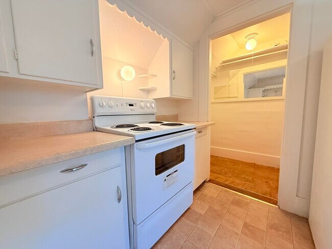 Building Photo - 10 Spruce Ave