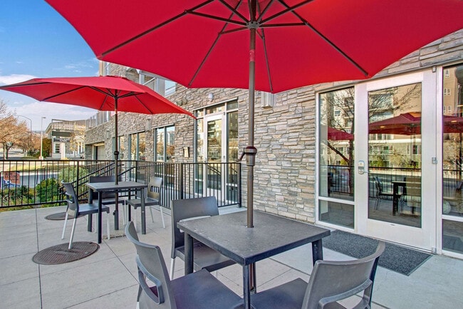 Building Photo - 460 E 400 S