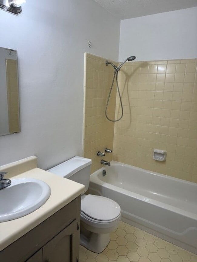 Building Photo - Nice 3 Bed 2 Bath Available Now!