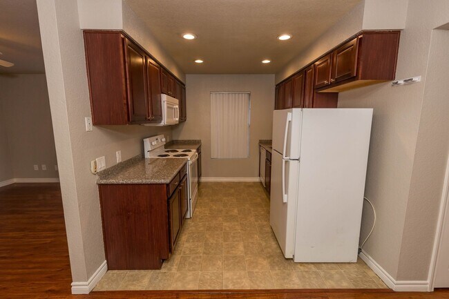 Building Photo - For Rent – 1 Bed, 1 Bath Condo Near Durang...