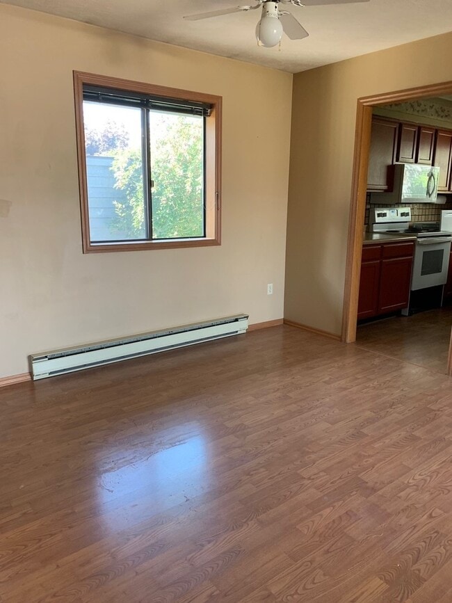 Building Photo - 2 Bedroom 2 Bathroom Condo Close to Campus!