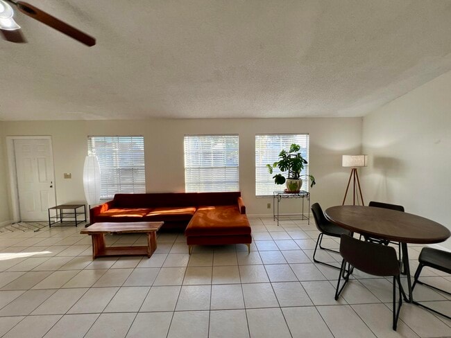 Building Photo - 7787 Ridgewood Dr