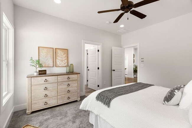 Building Photo - Designer Home near Auburn University's Campus!