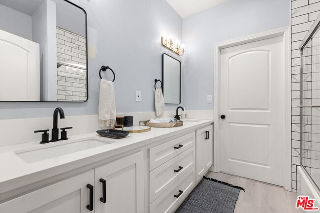 Building Photo - 1231 W 49th St