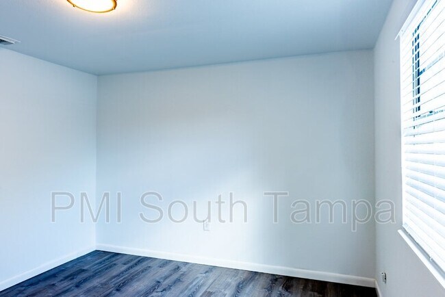 Building Photo - 3402 W Van Buren Dr
