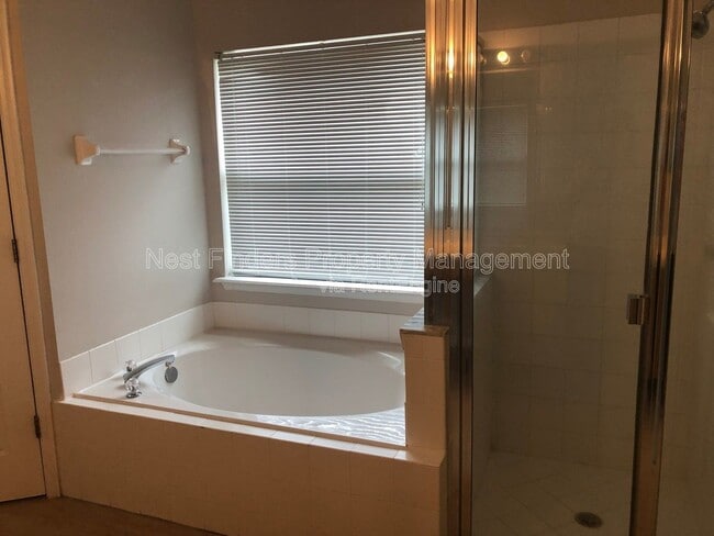 Building Photo - 12857 Chets Creek Dr N