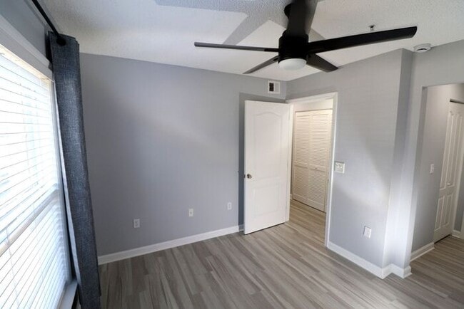 Building Photo - Newly renovated first floor condo! 2 bedrooms