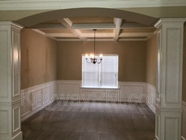 Building Photo - 6017 Reynolds Cir