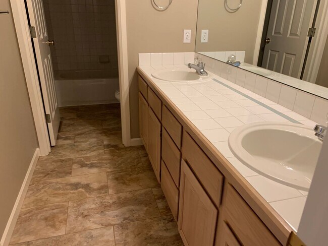 Building Photo - Location location 4 bedroom, 2.5 bath in t...