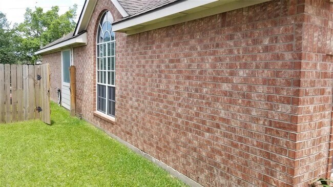 Building Photo - 935 Rock Springs Dr