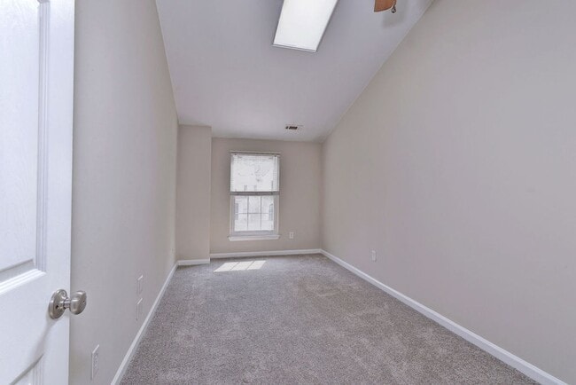 Building Photo - Spacious Duplex in Coventry