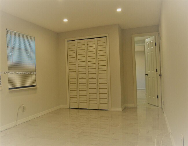 Building Photo - 2140 SW 25th St