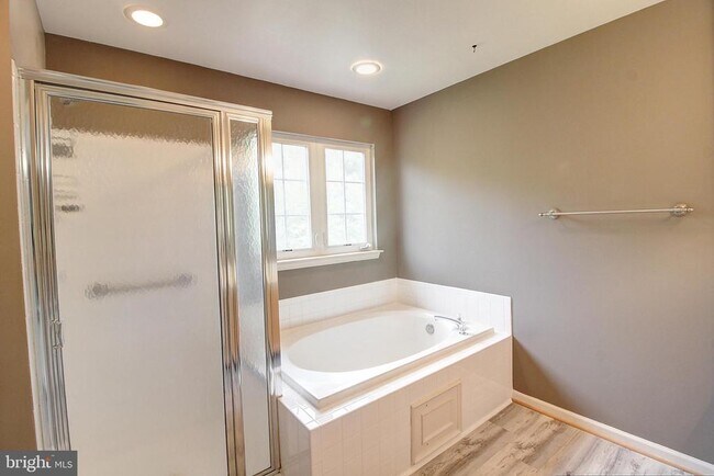 Building Photo - 6135 Newport Terrace