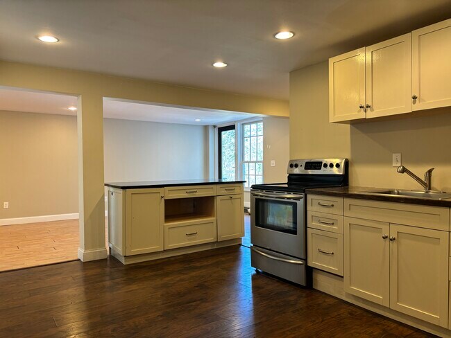 Building Photo - 2421 White Oak Trail