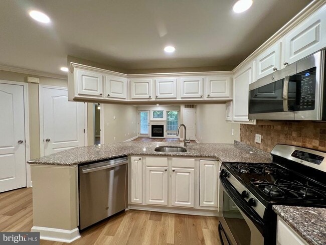 Building Photo - 6924 Fairfax Dr